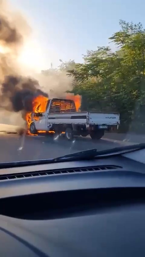 BURSA’DA SEYİR HALİNDEKİ BİR KAMYONET ARIZA SONUCU ALEV ALDI. HIZLA