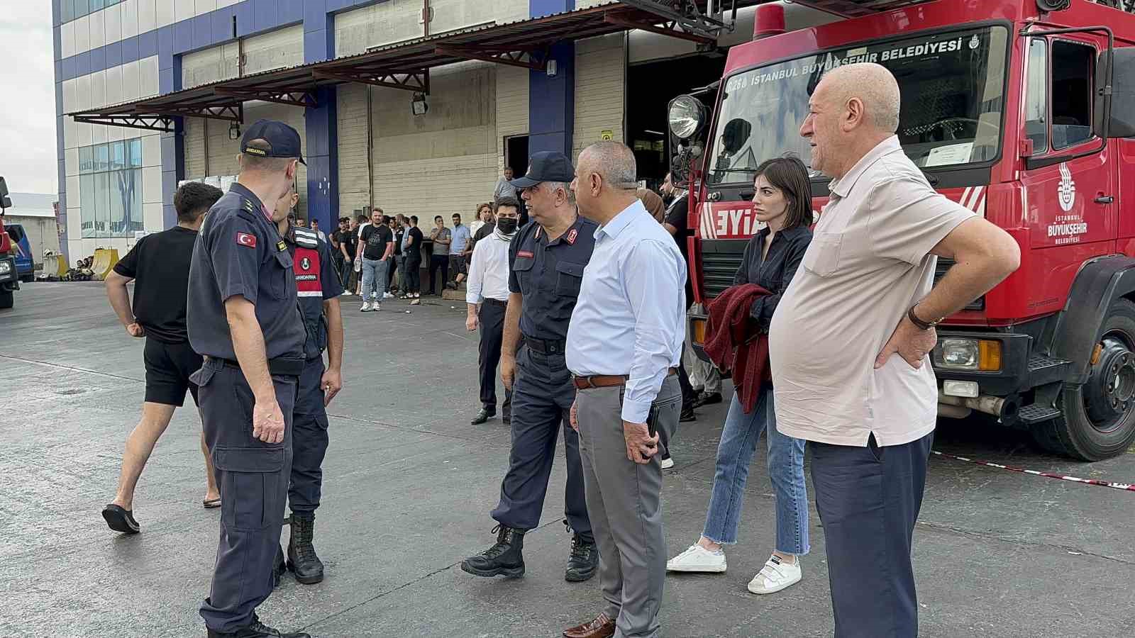 ARNAVUTKÖY'DE CAM ÜRETİM FABRİKASINDA SABAH 5'TE BAŞLAYAN YANGINI SÖNDÜRME ÇALIŞMALARI