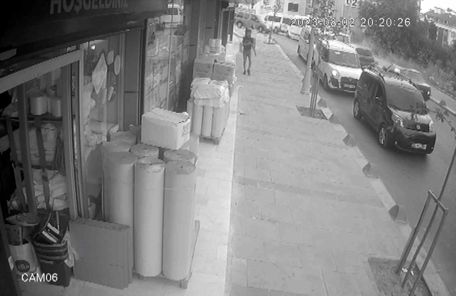 ARNAVUTKÖY’DE BİR AMBALAJ DÜKKANININ ÖNÜNDE SERGİLENEN VANTİLATÖRÜ GÖZÜNE KESTİREN HIRSIZ
