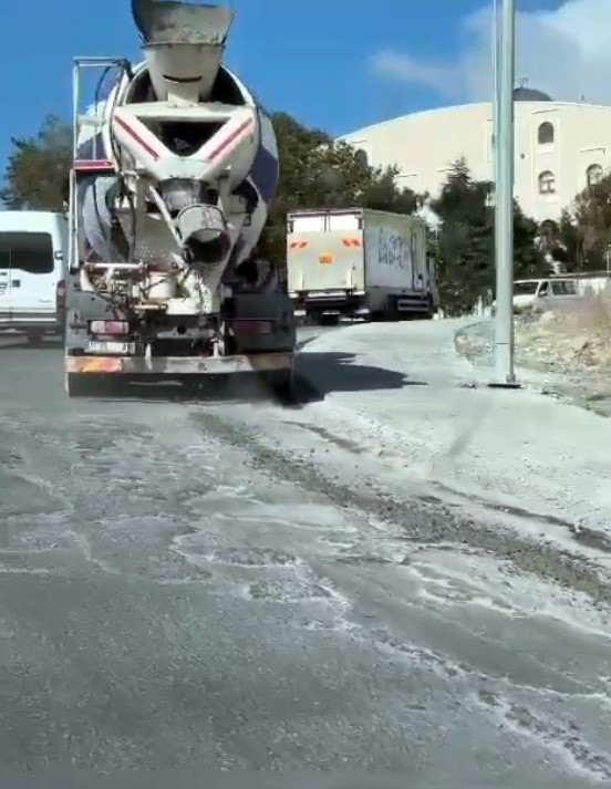 İSTANBUL BAŞAKŞEHİR’DE ASFALTA BETON DÖKEREK İLERLEYEN BETON MİKSERİNE YAPILAN GÖRÜNTÜLÜ