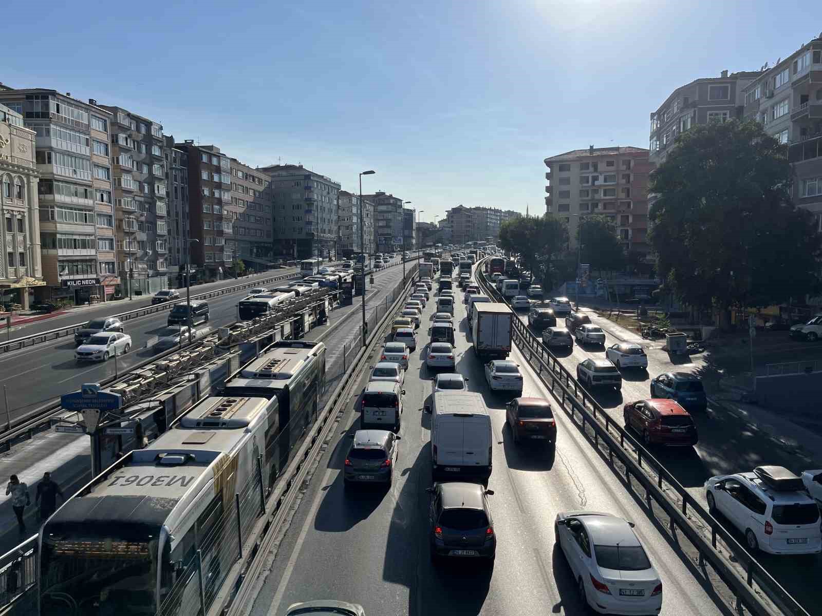 AVCILAR’DA, İSTANBUL BÜYÜKŞEHİR BELEDİYESİ (İBB) TARAFINDAN YAPILAN METROBÜS YOLU ÇALIŞMALARI