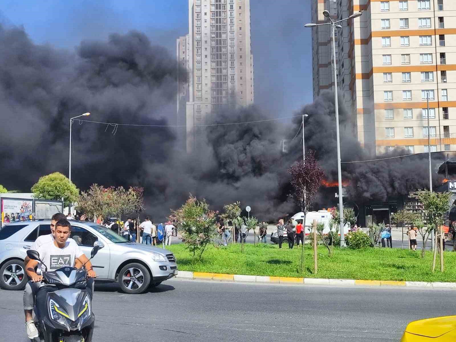 AVCILAR’DA TEK KATLI AVM’NİN ÇATISINDA ÇIKAN YANGIN İÇERİDE BULUNAN 4