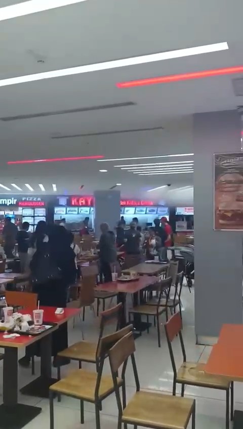 BURSA’DA KENT MEYDANI AVM’DE ÇIKAN YANGINDA VATANDAŞLAR YEMEKLERİNİ BIRAKIP KAÇTI.