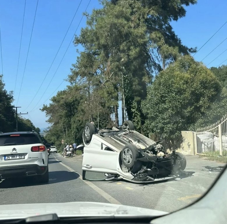 Sarıyer’de cadde üzerinde otomobille seyreden kadın sürücü, direksiyon hakimiyetini kaybedince