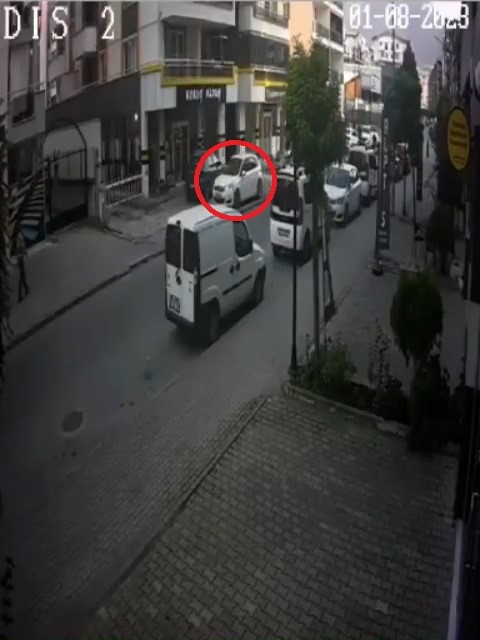 BURSA’DA BİR ARAÇ ÖNCE MOTOSİKLET SÜRÜCÜSÜNE ÇARPTI. DAHA SONRA HİÇBİR