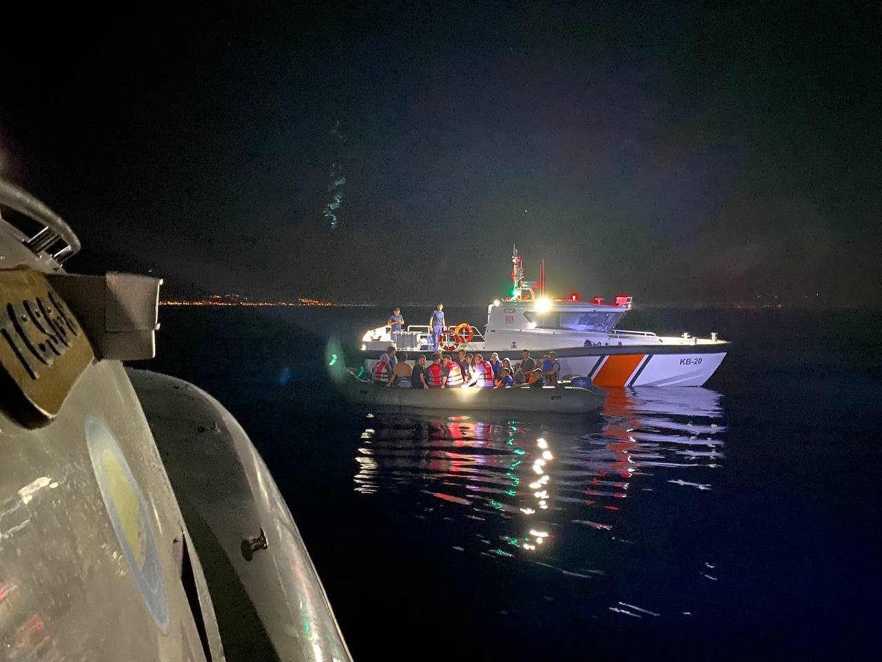 ÇANAKKALE’NİN AYVACIK İLÇESİ AÇIKLARINDA SAHİL GÜVENLİK EKİPLERİNCE HAREKET HALİNDEKİ 4