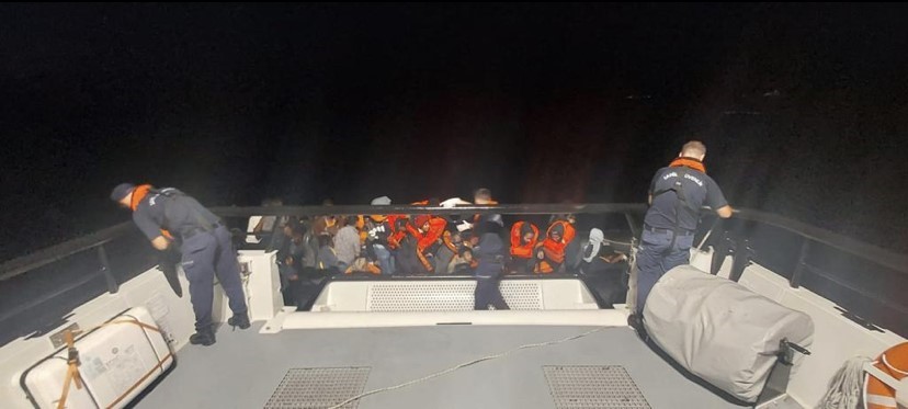 ÇANAKKALE’NİN AYVACIK İLÇESİ AÇIKLARINDA HAREKET HALİNDEKİ LASTİK BOT İÇİNDE 30