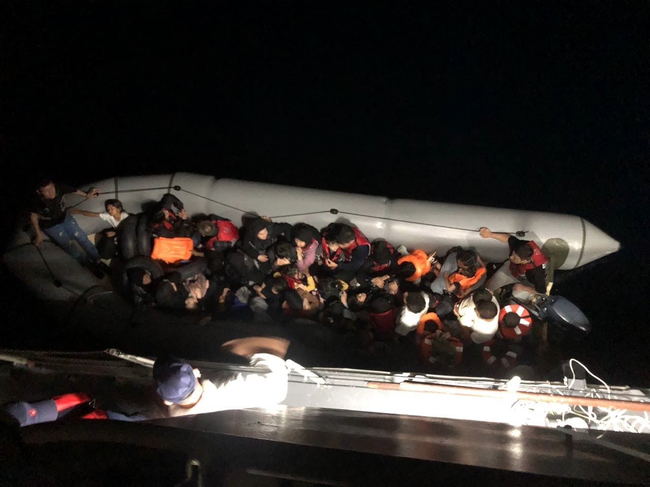 AYVACIK AÇIKLARINDA 37 KAÇAK GÖÇMEN YAKALANDI
