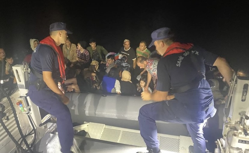 ÇANAKKALE’NİN AYVACIK İLÇESİ AÇIKLARINDA HAREKET HALİNDEKİ DURDURULAN LASTİK BOT İÇİNDE