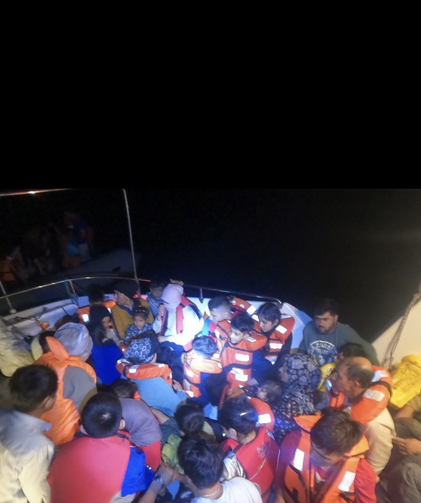 ÇANAKKALE’NİN AYVACIK İLÇESİ AÇIKLARINDA LASTİK BOT İÇİNDE AFGANİSTAN UYRUKLU 57