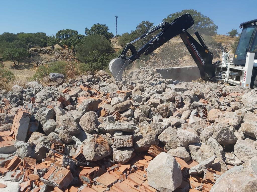 ÇANAKKALE'NİN AYVACIK İLÇESİNDE KAÇAK YAPILARLA İLGİLİ MÜCADELE SÜRDÜRÜLÜYOR. ÇANAKKALE İL