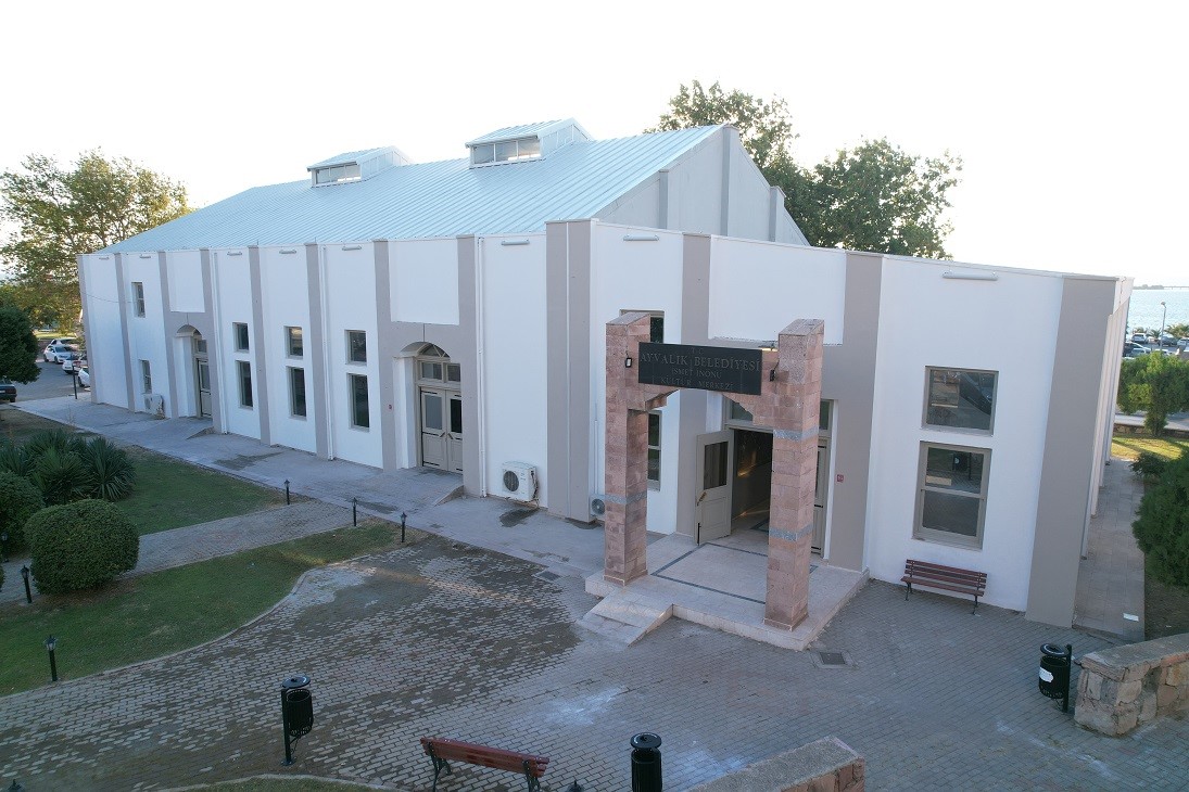 AYVALIK’TA İSMET İNÖNÜ KÜLTÜR MERKEZİ YENİ YÜZÜYLE HİZMETE GİRDİ