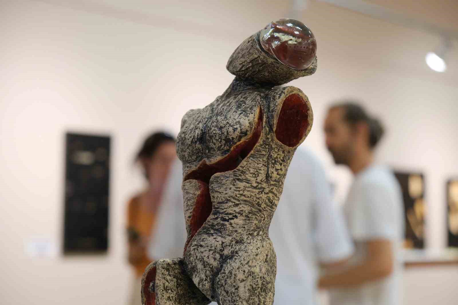 AYVALIK BELEDİYESİ ORHAN PEKER SANAT GALERİSİ, ÜÇ SANATÇININ ESERLERİNE EV