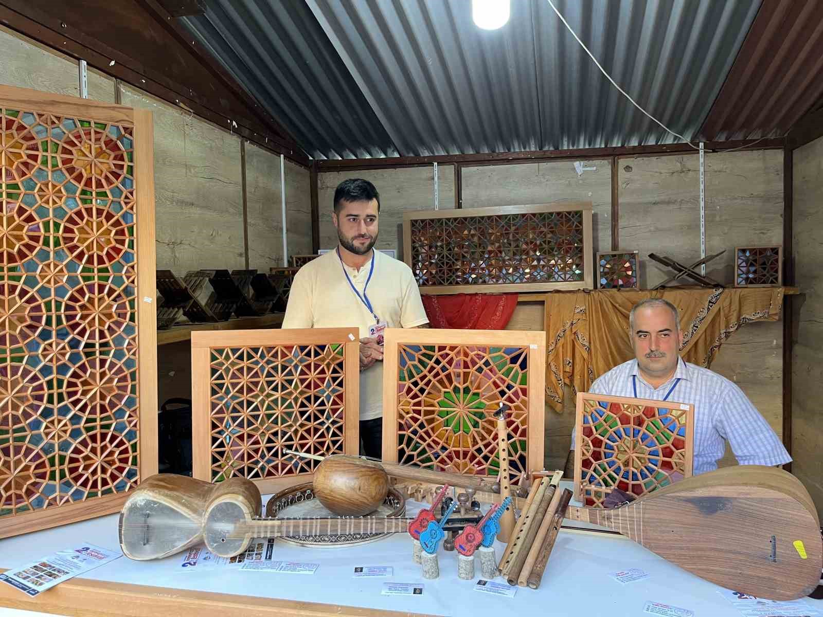 ÜLKESİNE ÖZGÜ MÜZİK ALETLERİNİ TANITMAK AMACIYLA KATILDIĞI ESENYURT ULUSLARARASI ZANAATKARLAR