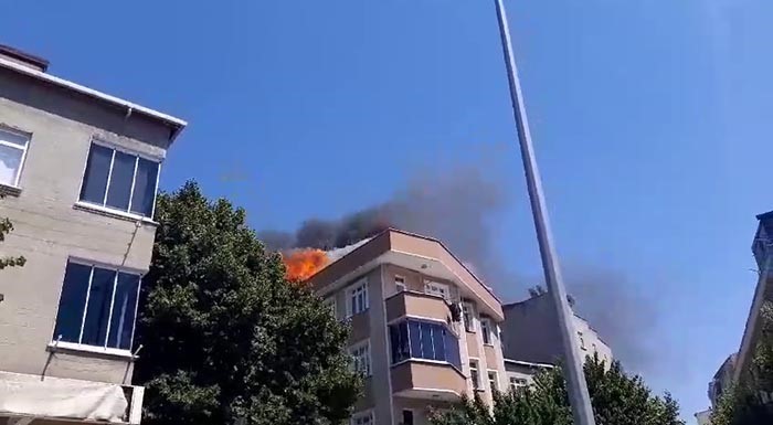 BAĞCILAR’DA 3 KATLI BİNANIN ÇATISI ALEV ALEV YANARKEN, YANGIN YAN