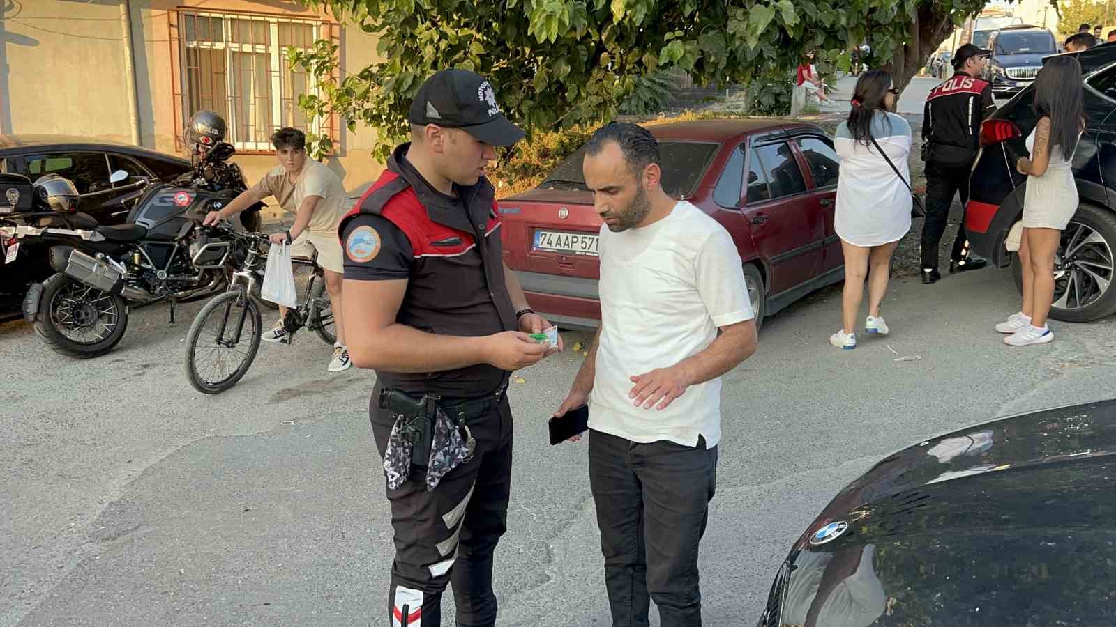 İSTANBUL'UN BAĞCILAR İLÇESİNDE POLİS EKİPLERİ TARAFINDAN YAPILAN ASAYİŞ UYGULAMASINDA 3