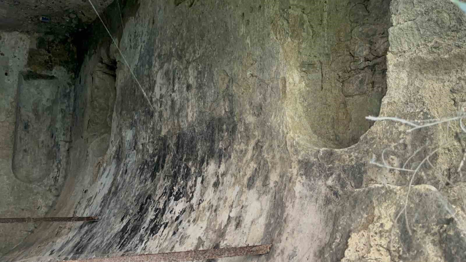 Bağcılar’da keşfedilen tarihi şapel dronla görüntülendi BAĞCILAR’DA KEŞFEDİLEN TARİHİ ŞAPEL DRON İLE HAVADAN GÖRÜNTÜLENDİ