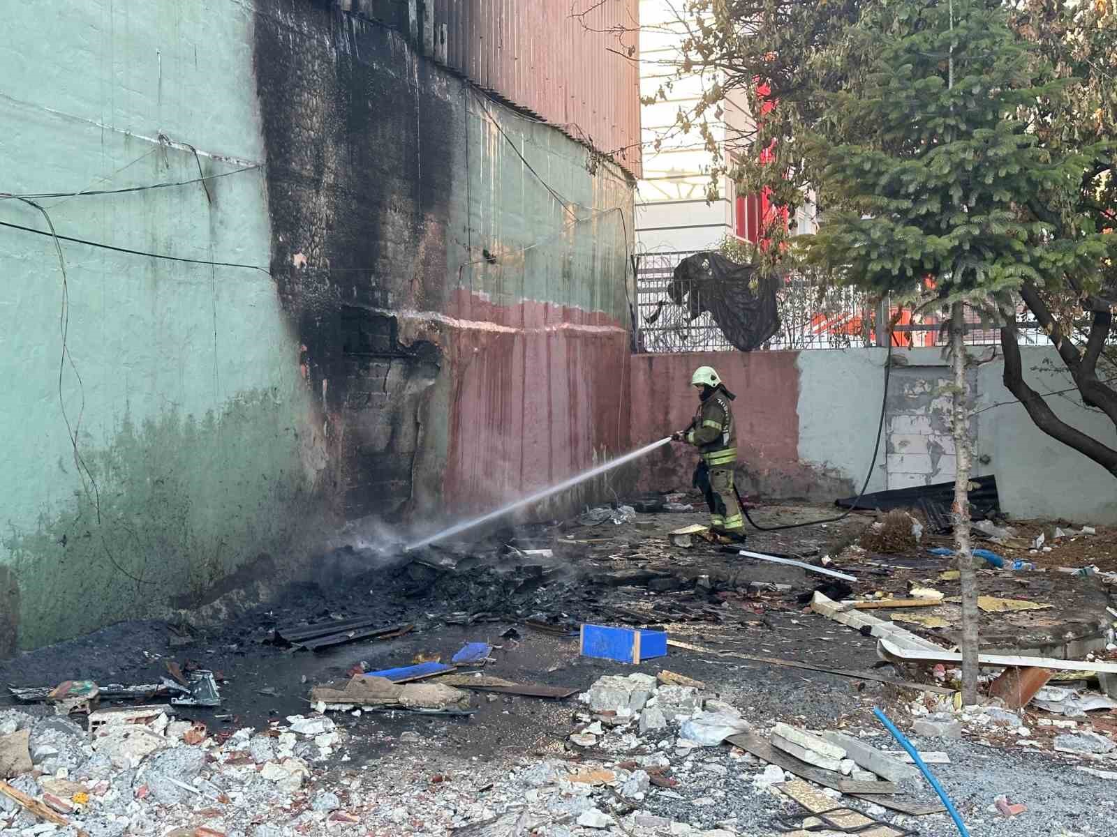 İSTANBUL'UN BAĞCILAR İLÇESİNDE YAPI MALZEMELERİ SATAN İŞ YERİNİN DEPOSU ALEV