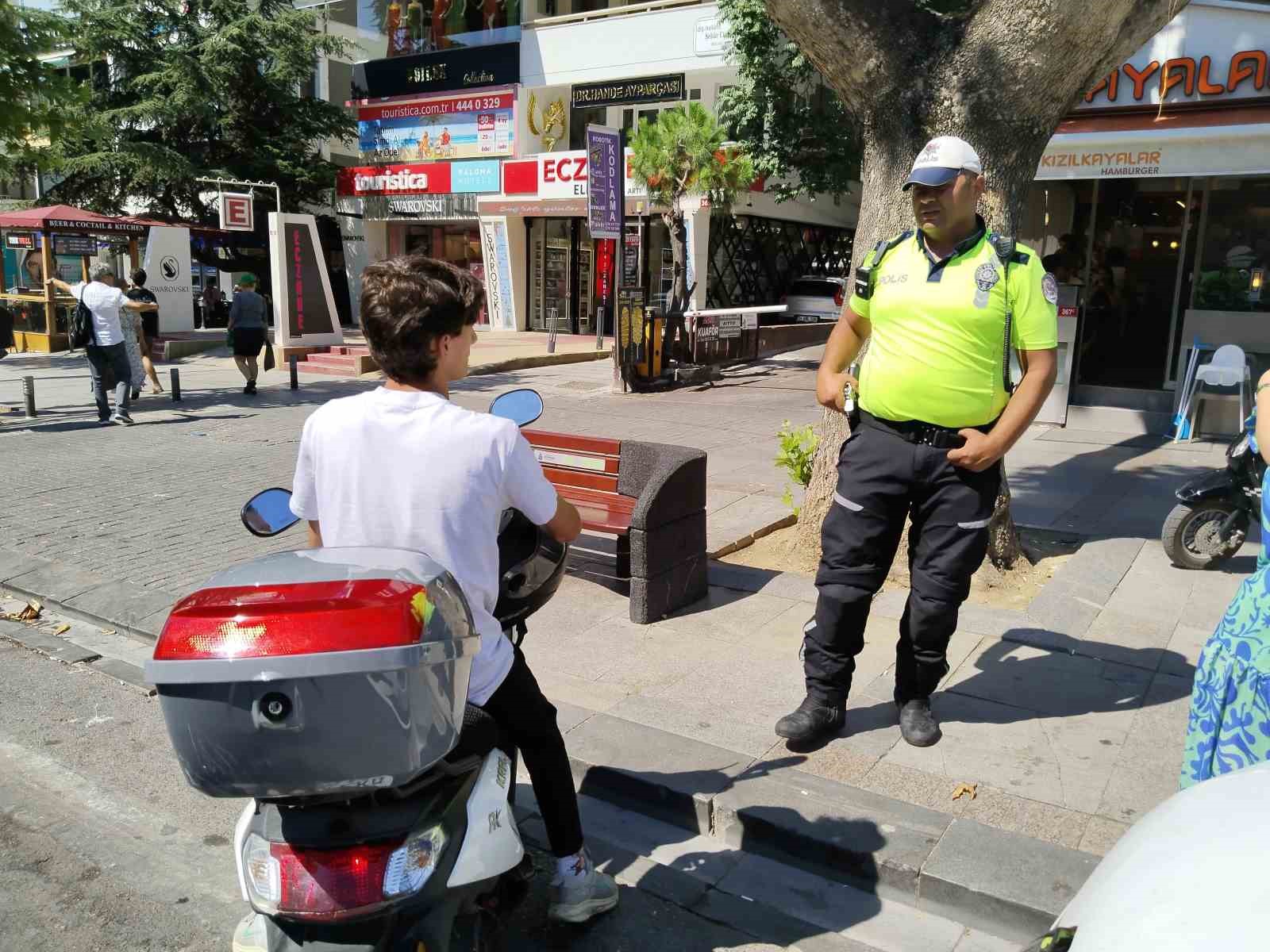 BAĞDAT CADDESİ'NDE ELEKTRİKLİ SCOOTER SÜRÜCÜLERİNE YÖNELİK DENETİM GERÇEKLEŞTİRİLDİ.