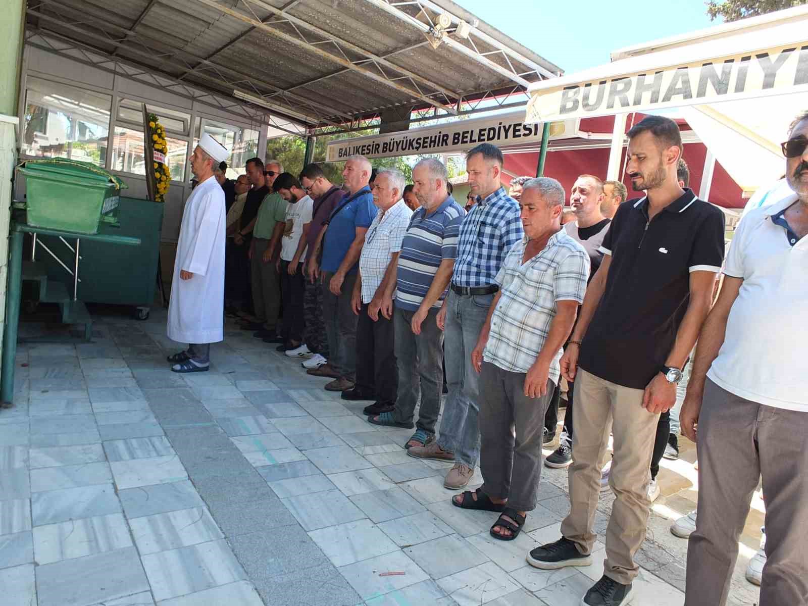 BALIKESİR'İN BURHANİYE İLÇESİNDE, BAHÇE ÇİMLERİNİ SULARKEN ELEKTRİK AKIMINA KAPILAN 68