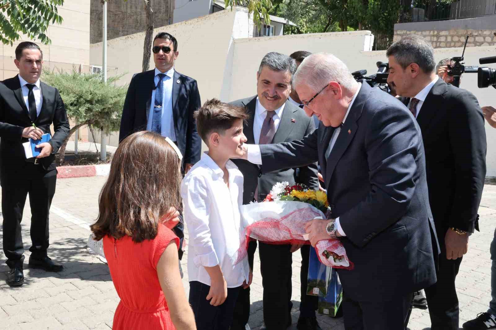 MİLLÎ SAVUNMA BAKANI YAŞAR GÜLER, ŞIRNAK’TAKİ ZİYARETLERİNE DEVAM EDİYOR.