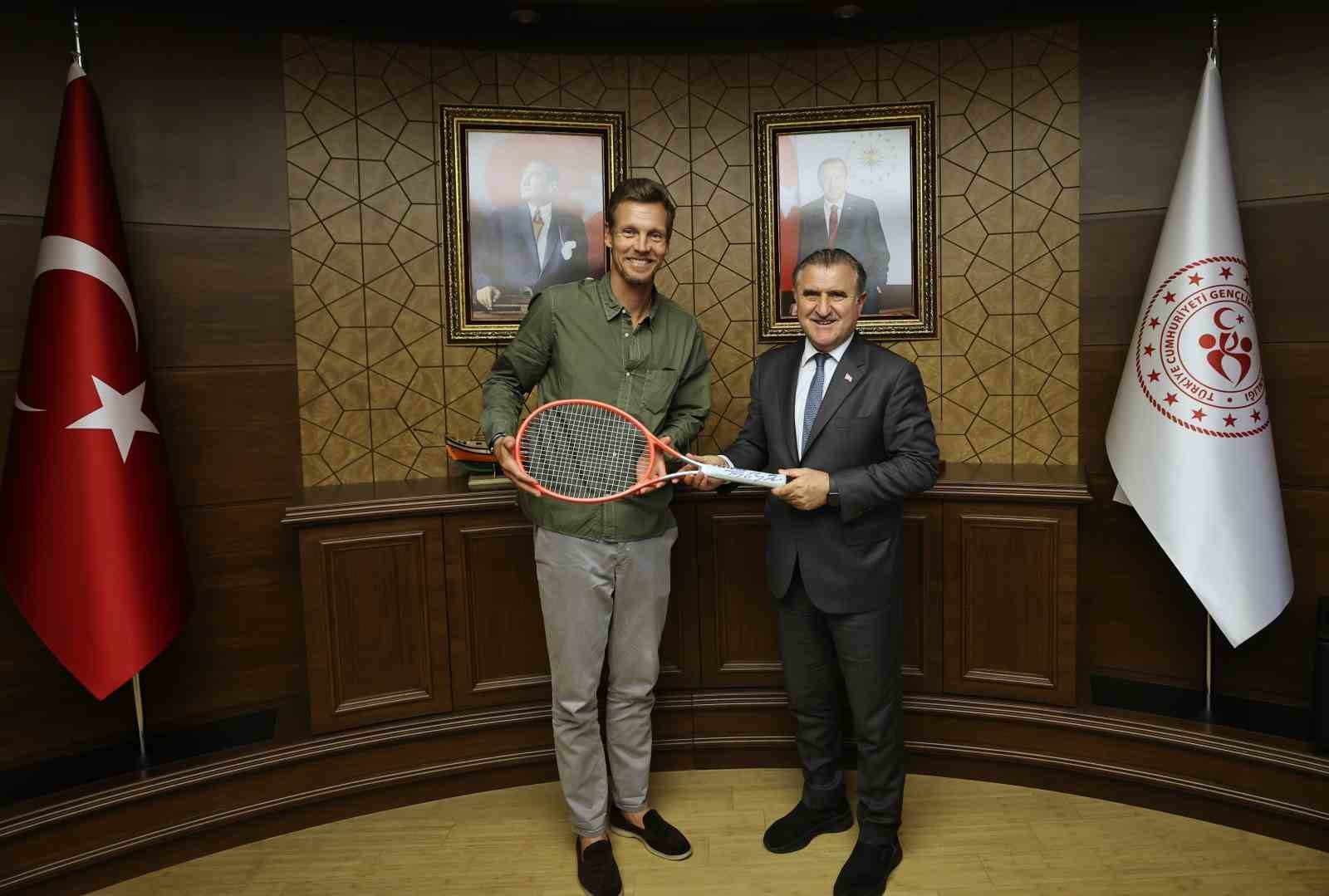 GENÇLİK VE SPOR BAKANI DR. OSMAN AŞKIN BAK, DÜNYA SIRALAMASINDA