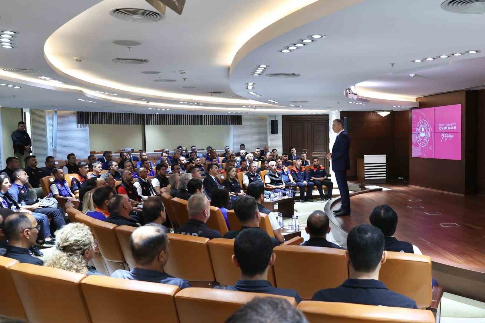 İÇİŞLERİ BAKANI ALİ YERLİKAYA, AFAD YÖNETİCİLERİ İLE BİR ARAYA GELDİ.