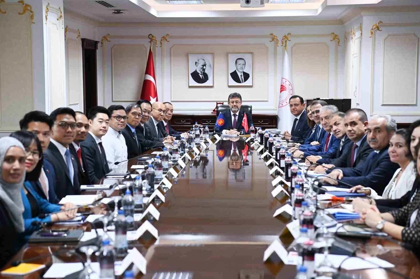 BAKAN YUMAKLI'NIN ASEAN BÜYÜKELÇİLERİ İLE GÖRÜŞMESİNDEN KARELER