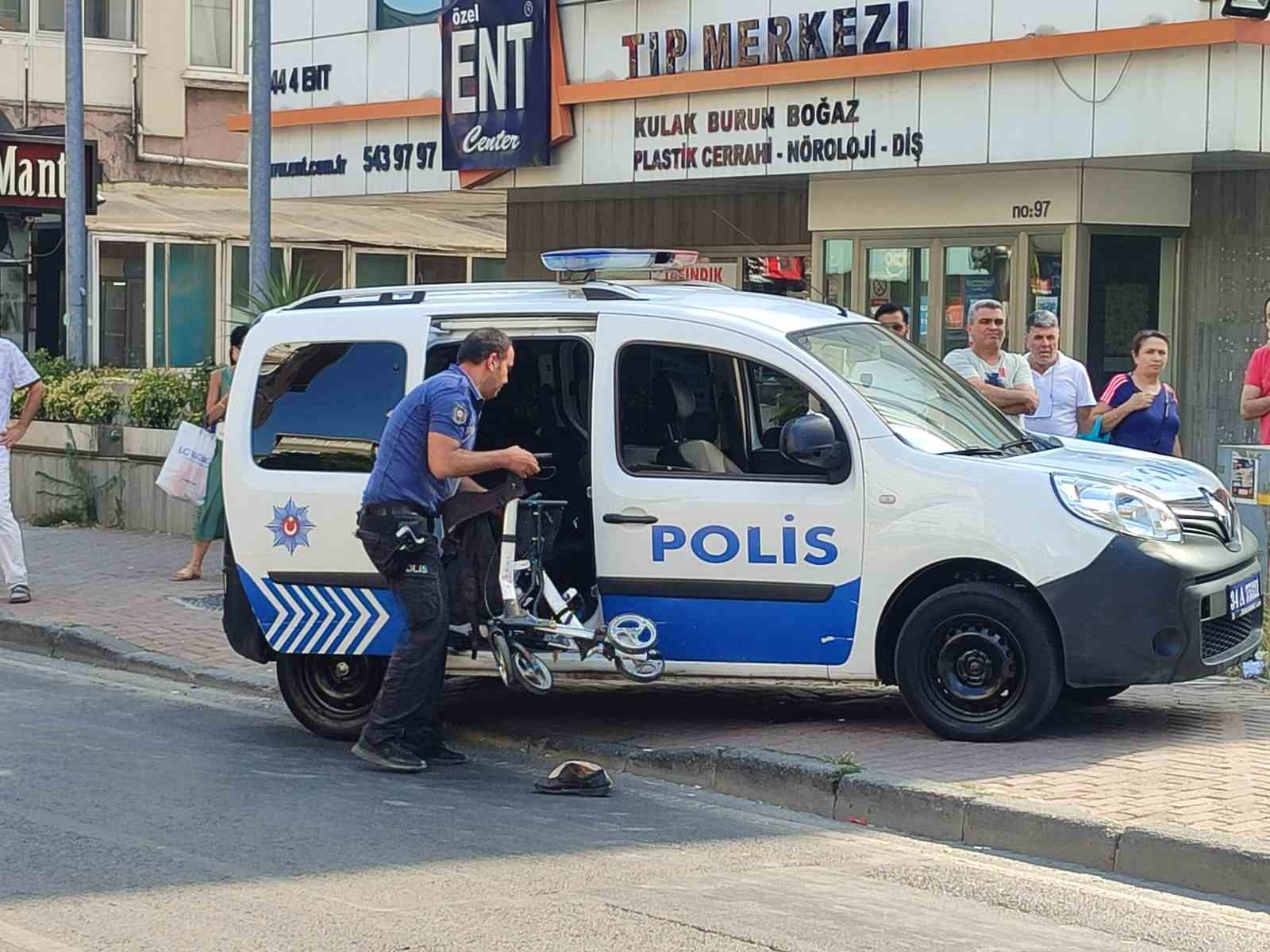 BAKIRKÖY’DE TEKERLEKLİ SANDALYELİ BİR VATANDAŞ YOLUN KARŞISINA GEÇMEYE ÇALIŞTIĞI SIRADA