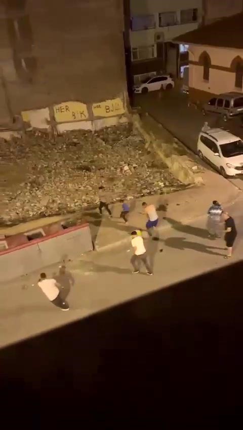 BALAT’TA İKİ GRUP ARASINDAKİ SİLAHLI VE TAŞLI KAVGA KAMERAYA YANSIDI