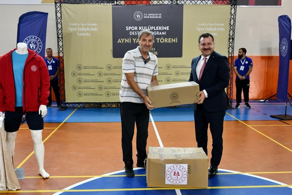 BALIKESİR'DE 236 SPOR KULÜBÜNE MALZEME DESTEĞİ