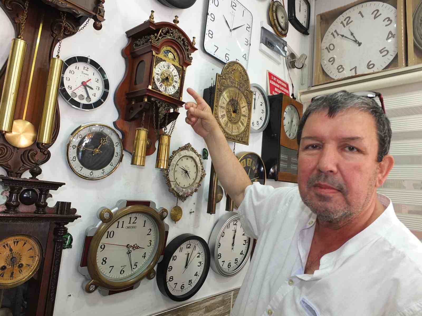BURHANİYE İLÇESİNDE, BABA MESLEĞİ SAAT TAMİRCİLİĞİNİ SÜRDÜREN 61 YAŞINDAKİ MUSTAFA