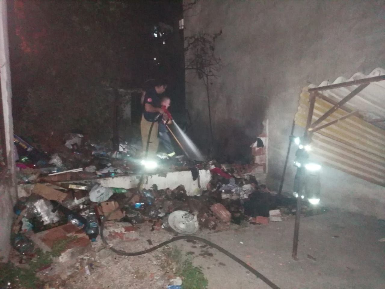 ERDEK’TE METRUK BİR BİNADA YANGIN ÇIKTI