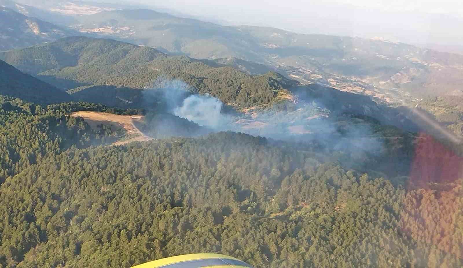 BALIKESİR’İN İVRİNDİ İLÇESİNDE ÇIKAN ORMAN YANGINI EKİPLERİN YOĞUN ÇALIŞMASI İLE