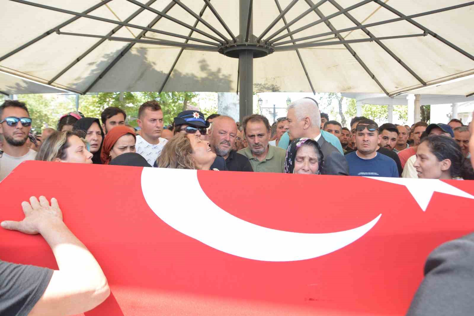 Balıkesirli genç polis ebediyete uğurlandı CENAZEDE ANNE GÜLİZAR DİLEK'İN FERYATLARI YÜREK DAĞLADI