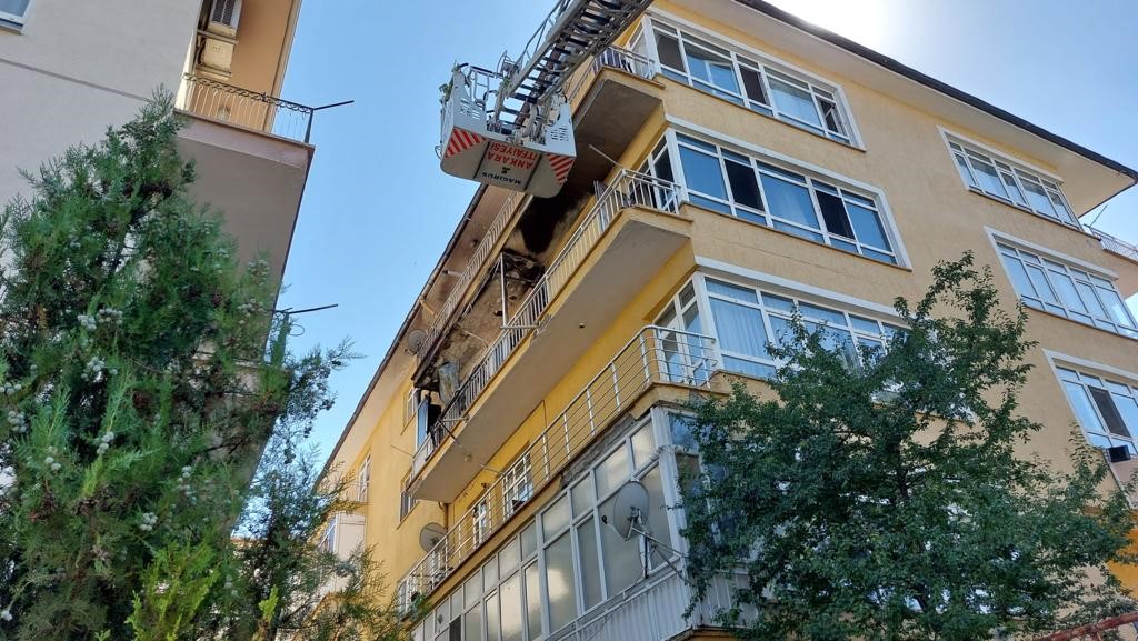ANKARA ÇANKAYA’DA BALKONDA DURAN BUZDOLABININ BOMBA GİBİ PATLAMASI SONUCUNDA DAİREYİ