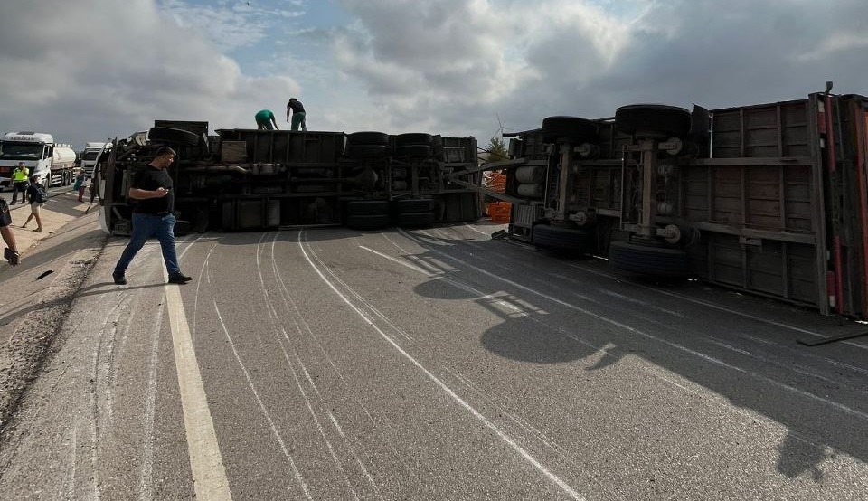 Bandırma-Çanakkale karayolunda trafik kazası: 3 yaralı BANDIRMA-ÇANAKKALE KARAYOLUNDA TRAFİK KAZASINDA 3 KİŞİ YARALANDI