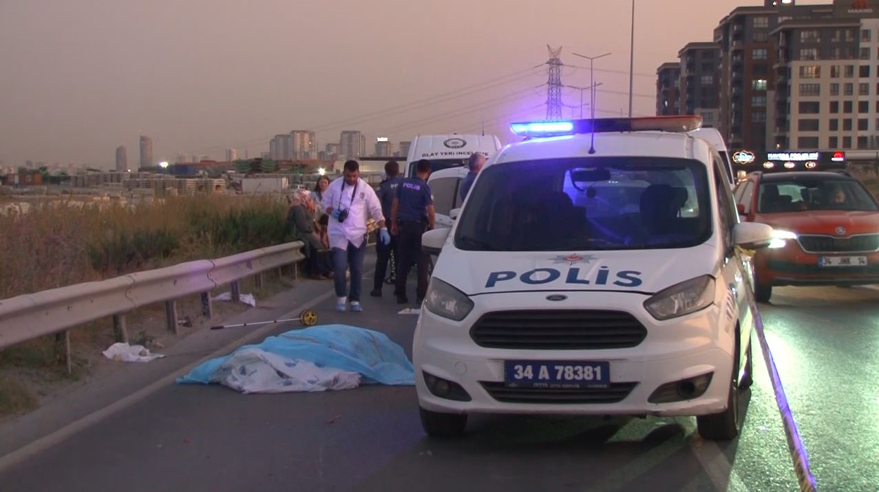 BAŞAKŞEHİR’DE BETON MİKSERİ İLE BARİYER ARASINA SIKIŞAN MOTOSİKLET METRELERCE SÜRÜKLENİRKEN,
