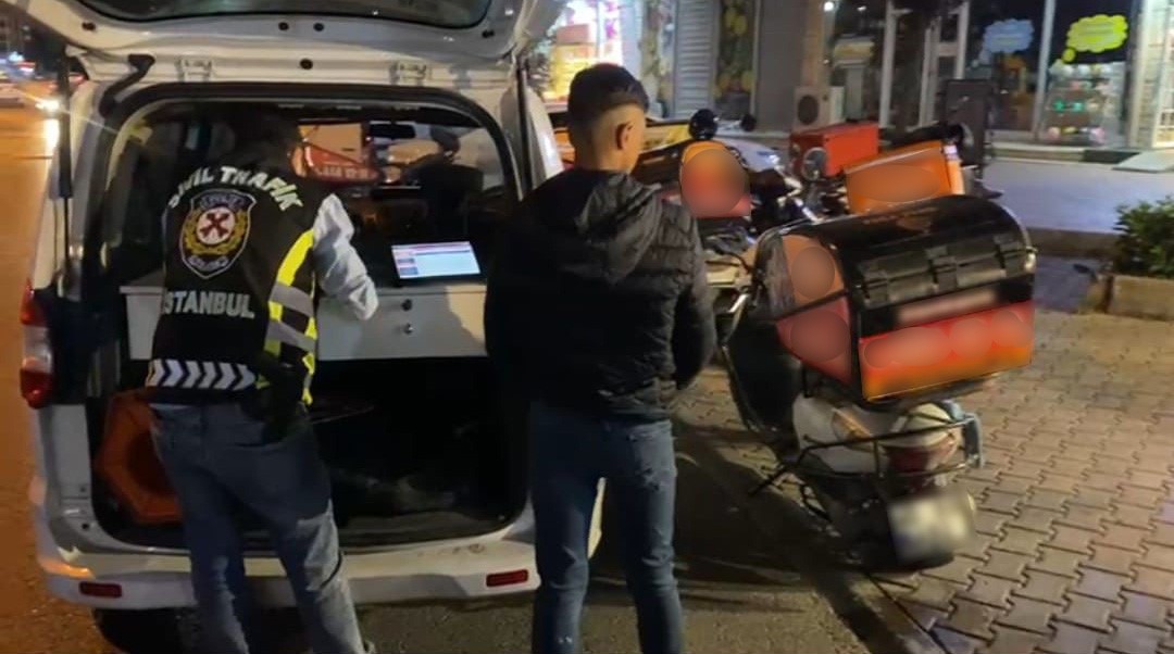 BAŞAKŞEHİR'DE PATLAK LASTİKLE GİDEREK TRAFİĞİ TEHLİKEYE DÜŞÜREN MOTOKURYEYE CEZA KESİLDİ