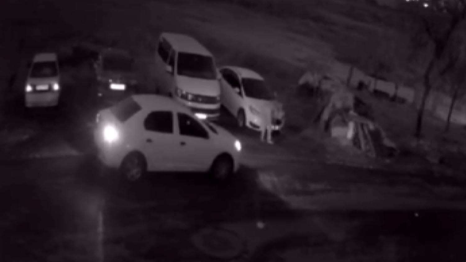 BAŞAKŞEHİR'DE GECE SAATLERİNDE PARK HALİNDEKİ ARAÇLARI GÖZÜNE KESTİREN HIRSIZLAR, ARAÇLARIN