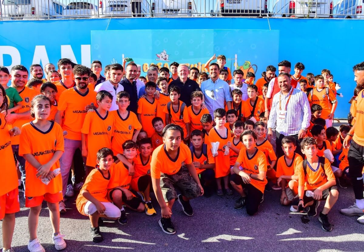 BAŞAKŞEHİR, “BAŞAKŞEHİRLİ AİLE TRİBÜNÜ” PROJESİ KAPSAMINDA TRİBÜNÜN BİR BÖLÜMÜNÜ 0-6