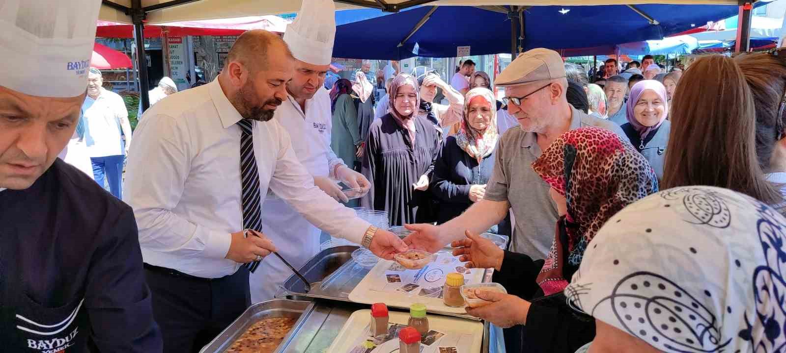 ORHANELİ BELEDİYESİ 2 FARKLI NOKTADA VATANDAŞLARA AŞURE İKRAMINDA BULUNDU.