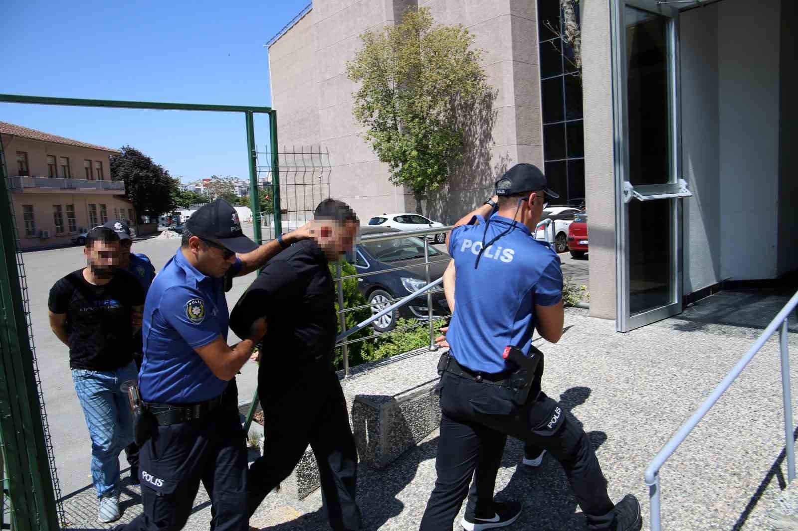 BAŞKENTTE TRAFİK KAZASI SONRASI KARŞI TARAFI SİLAHLA TEHDİT EDEN ÜÇ