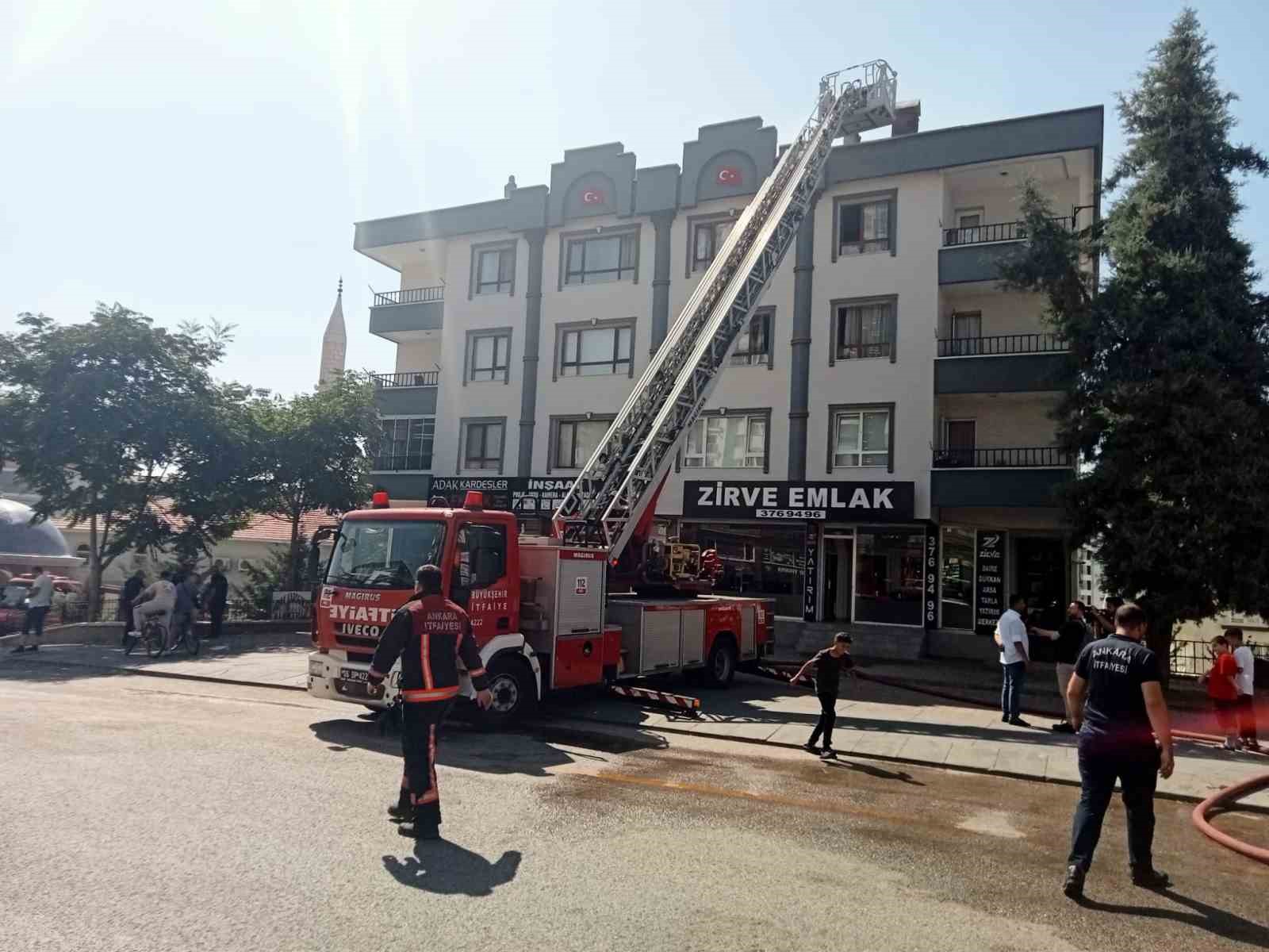 ANKARA’DA BİR APARTMANIN ÇATISINDA ÇIKAN YANGIN İTFAİYE EKİPLERİNCE KONTROL ALTINA