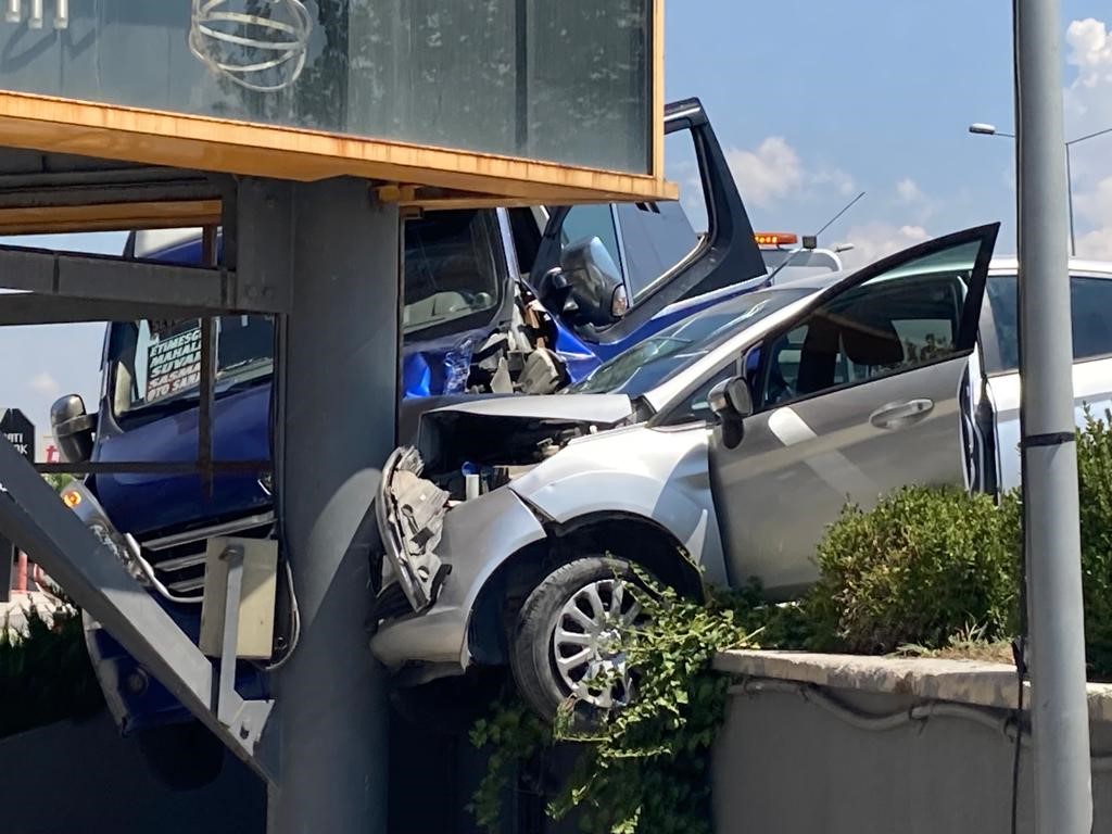 ANKARA’DA BİR OTOMOBİL VE DOLMUŞUN BATIPARK AVM GİRİŞİNDE BULUNAN REKLAM