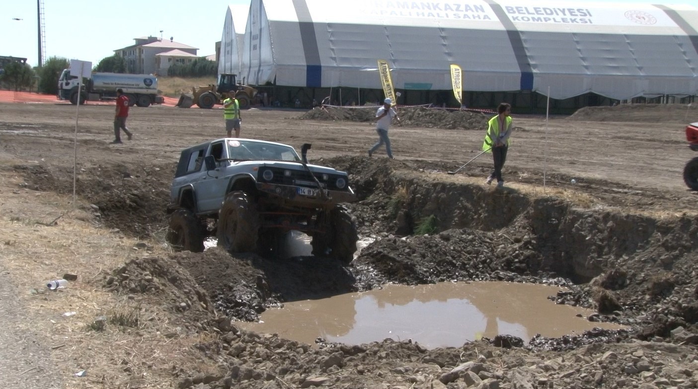 ANKARA’NIN KAHRAMANKAZAN İLÇESİNDE İKİNCİSİ DÜZENLENEN OFF-ROAD YARIŞLARI, İZLEYENLERİN NEFESLERİNİ KESTİ.