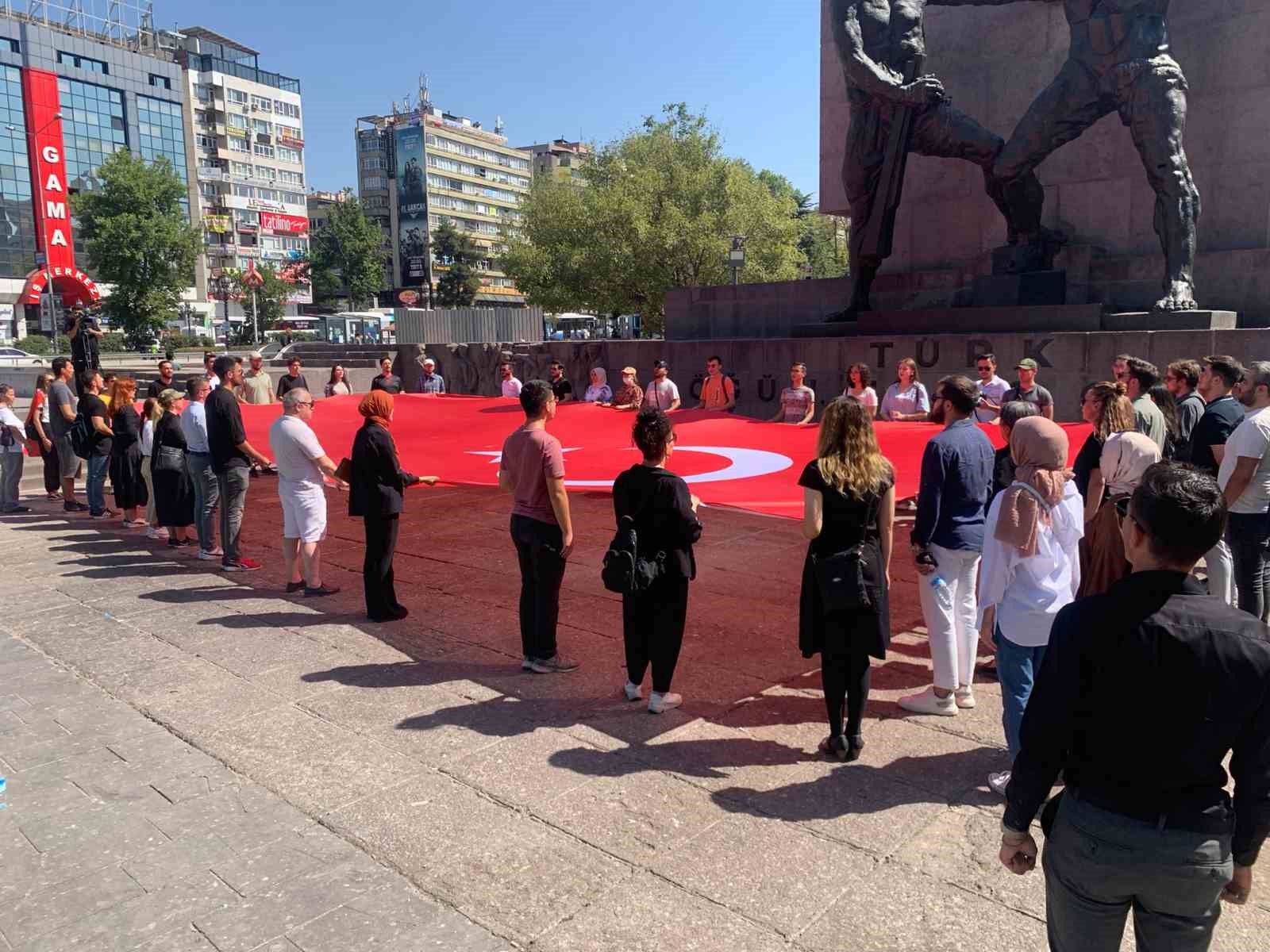 BAŞKENT'TE ELLERİNDE TÜRK BAYRAKLARI İLE BİR GRUP VATANDAŞ ŞEHİTLER İÇİN