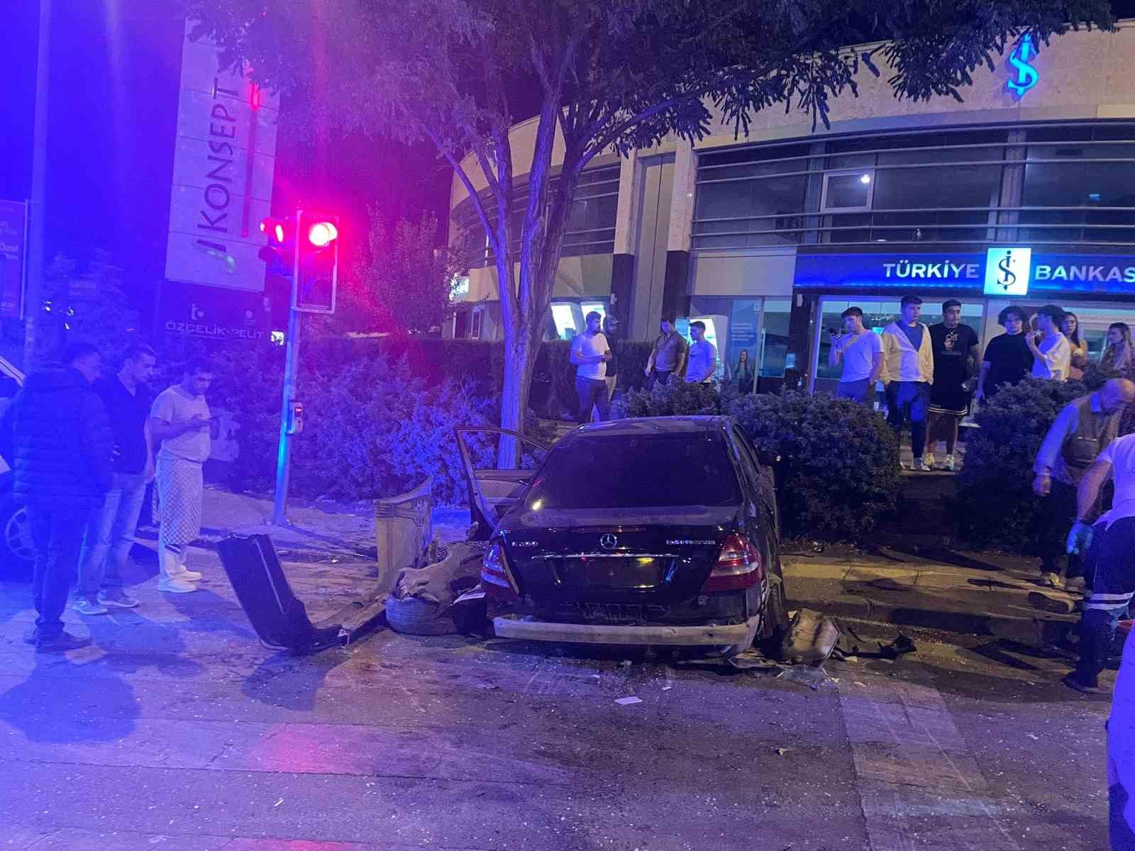 ANKARA'NIN ÇANKAYA İLÇESİNDE MEYDANA GELEN TRAFİK KAZASINDA 5 KİŞİ YARALANDI.