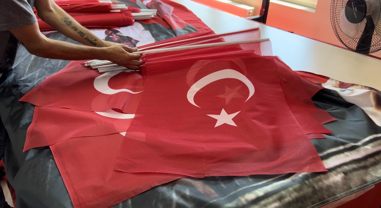 BİNLERCE TÜRK BAYRAĞINI ZAFER BAYRAMI'NA YETİŞTİRİLMEK İÇİN ATÖLYELER ÇİFT VARDİYA