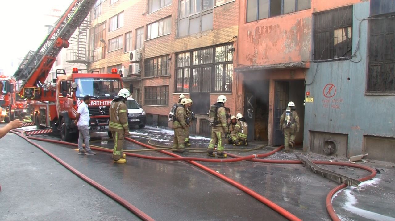 İSTANBUL'UN BAYRAMPAŞA İLÇESİNDE 4 KATLI İŞ YERİNDE ÇIKAN YANGIN PANİĞE